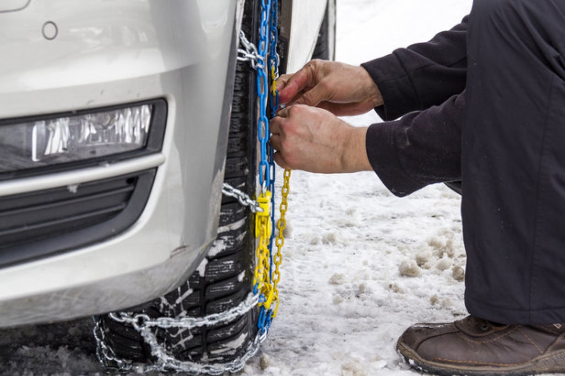 Mettre et enlever les chaînes à neige sur vos pneus