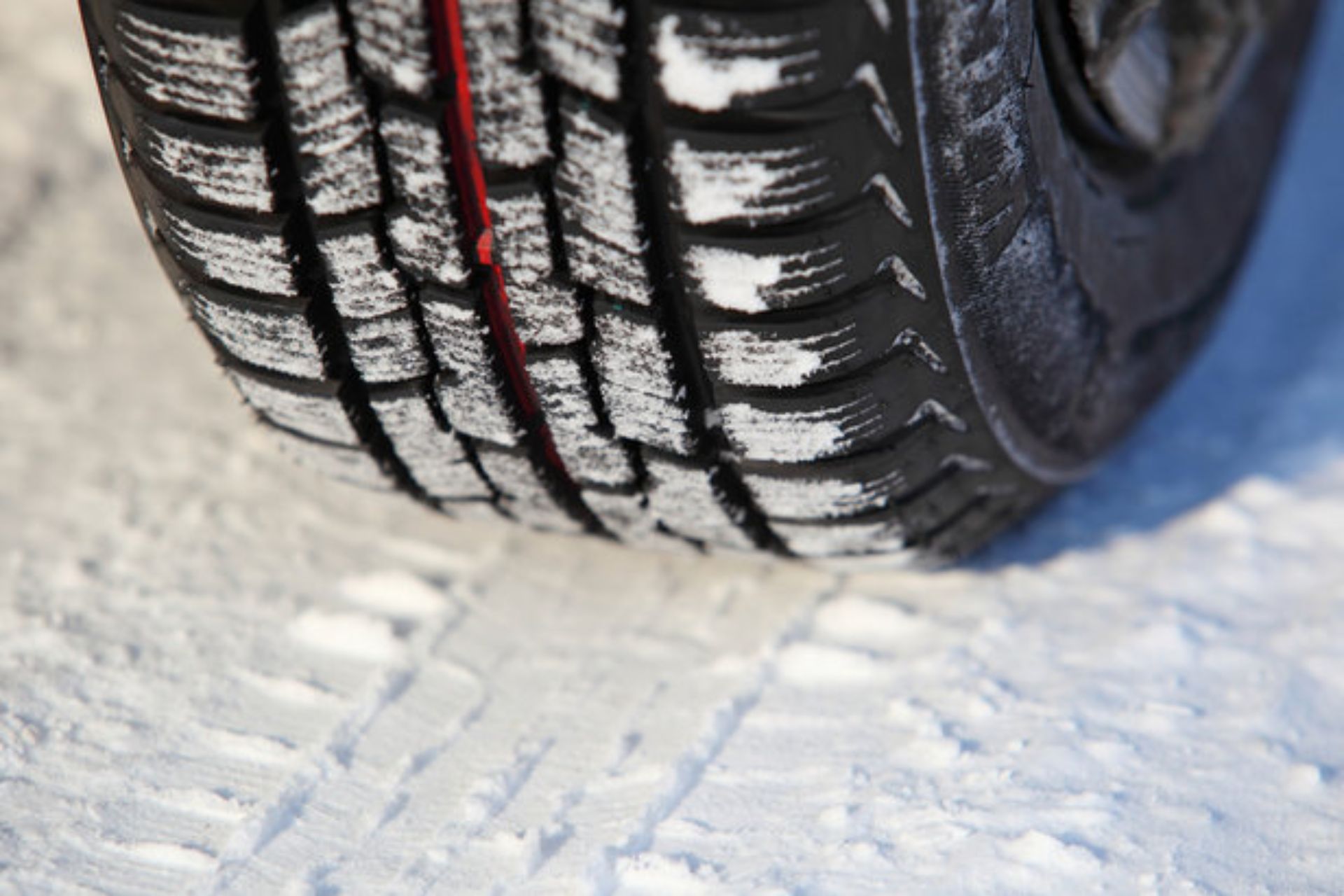 Les pneus hiver offrent une meilleure traction sur sol enneigé, mouillé et  verglacé
