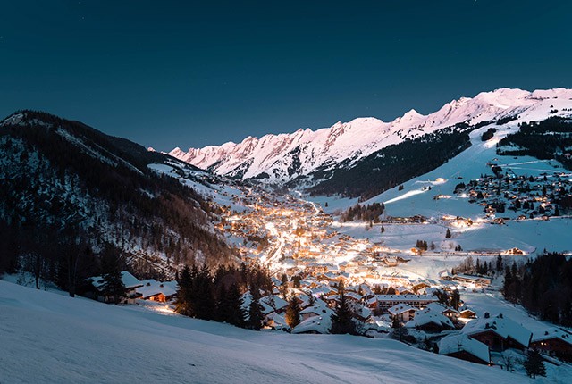 FR La Clusaz at night.