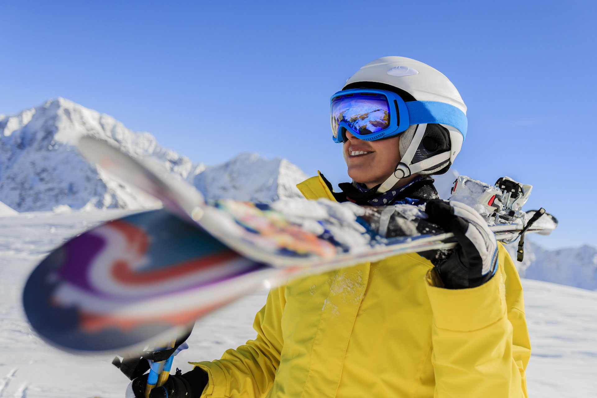 Femme En Vêtements De Ski Avec Casque Et Lunettes De Ski Sur