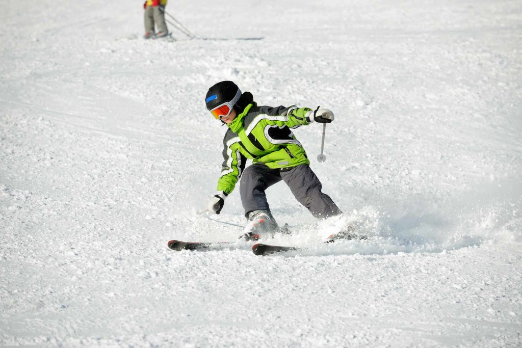 Des vêtements qui facilitent la journée de ski des plus petits