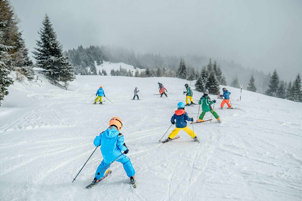 Les vêtements de ski pour enfants sont mis à rude épreuve