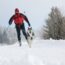 Si vous avez envie de tenter quelque chose de nouveau cet hiver, pourquoi ne pas essayer le ski joëring ? Ce sport est de plus en plus populaire, notamment en Suisse, et il est facile à apprendre. Le ski joëring est un sport d’hiver parfait pour les aventuriers de tout âge ! Tout à fait,

