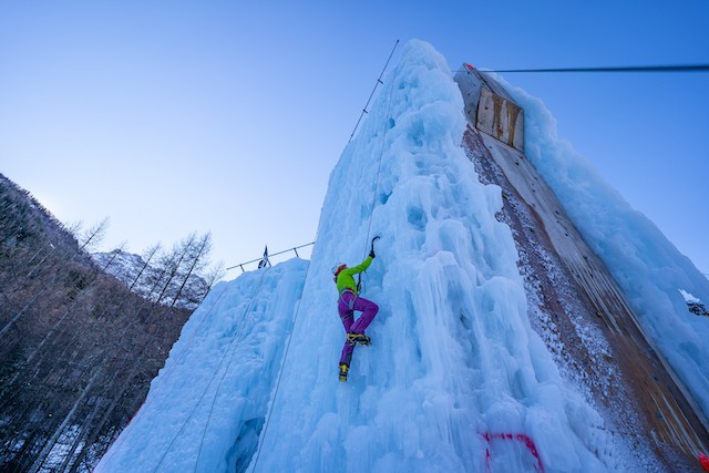 Pays des Écrins, cascade de glace, femme